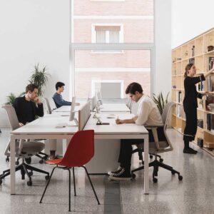Reunión entre un cliente y un estudio de arquitectura planificando un proyecto